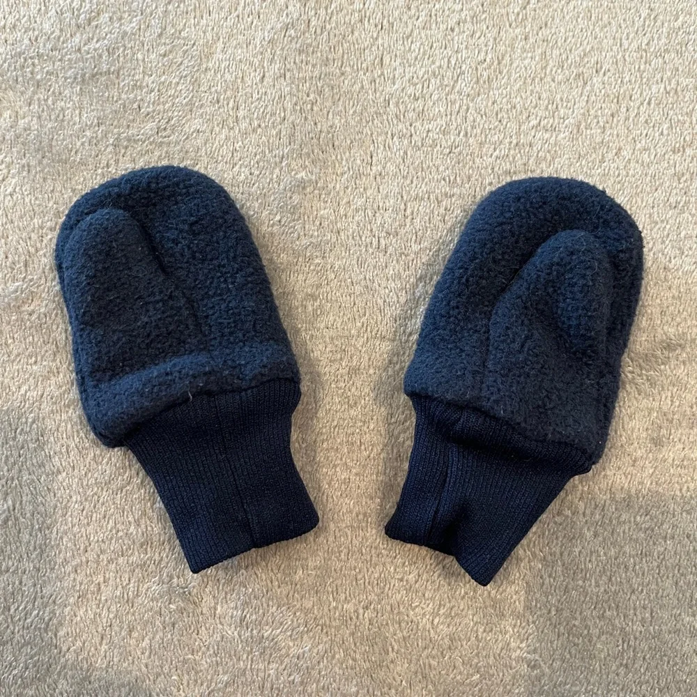 EUC 0-3M Patagonia Baby Pita Pocket Fleece Mittens in Navy - Picture 2 of 2